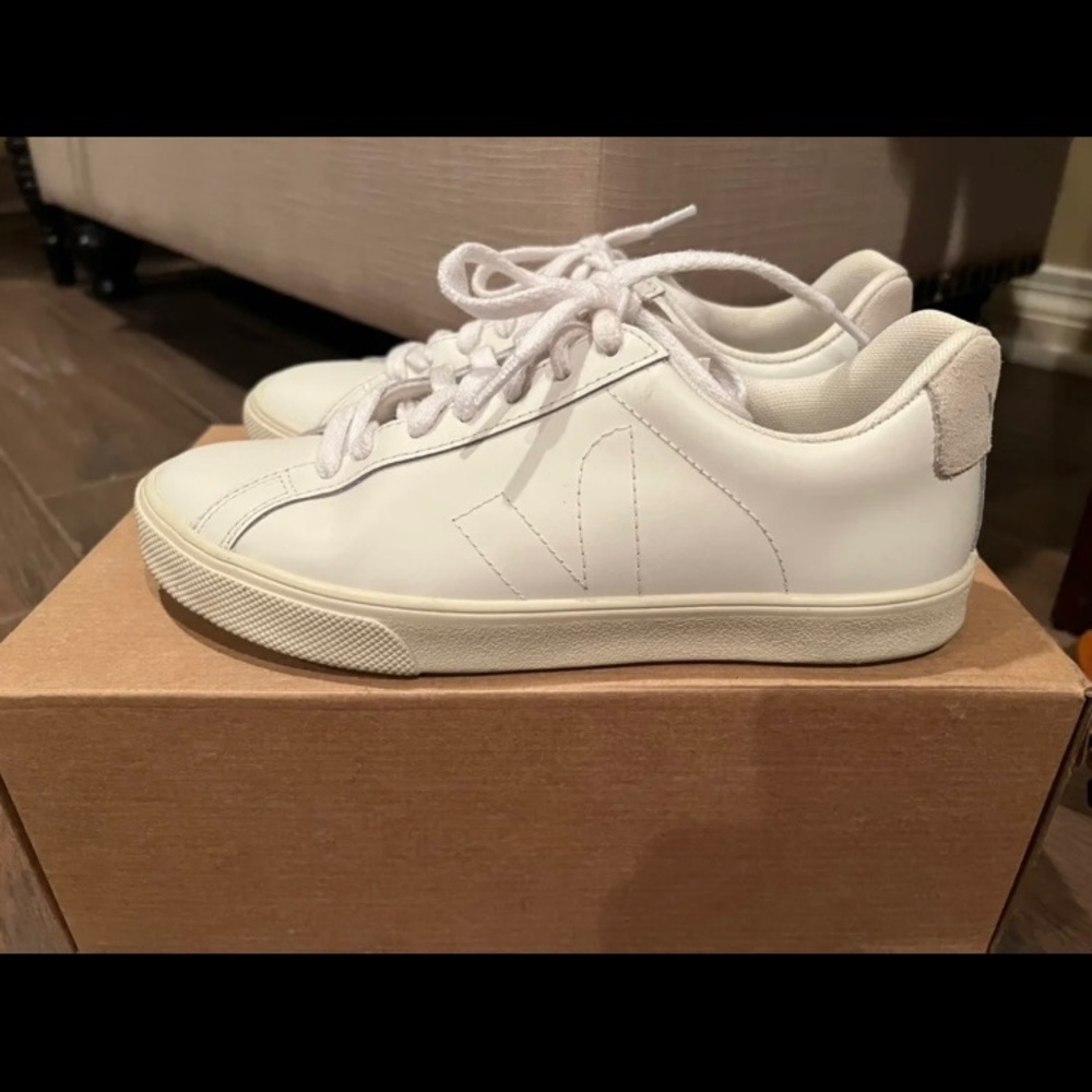 Veja Esplar White Leather Sneakers- Women’s Size US 6 / EUR 37 (LIKE NEW w BOX)
